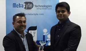 Salil Dighe from Meta Byte Technologies receiving the award from Shankar Bhaskaran of MetricStream (L to R)