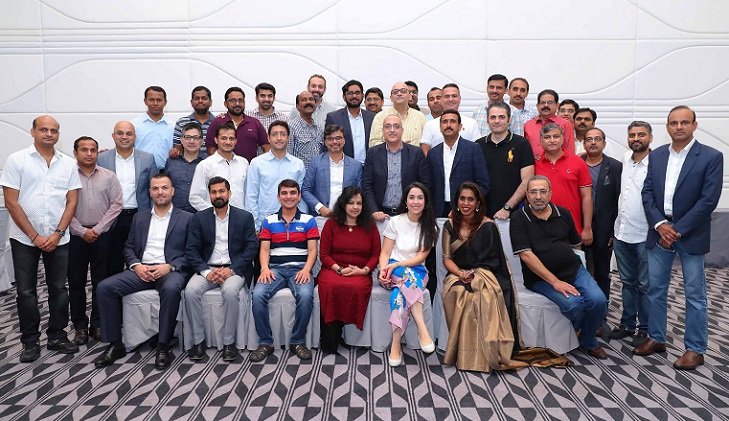 Emircom honor its long-serving employees